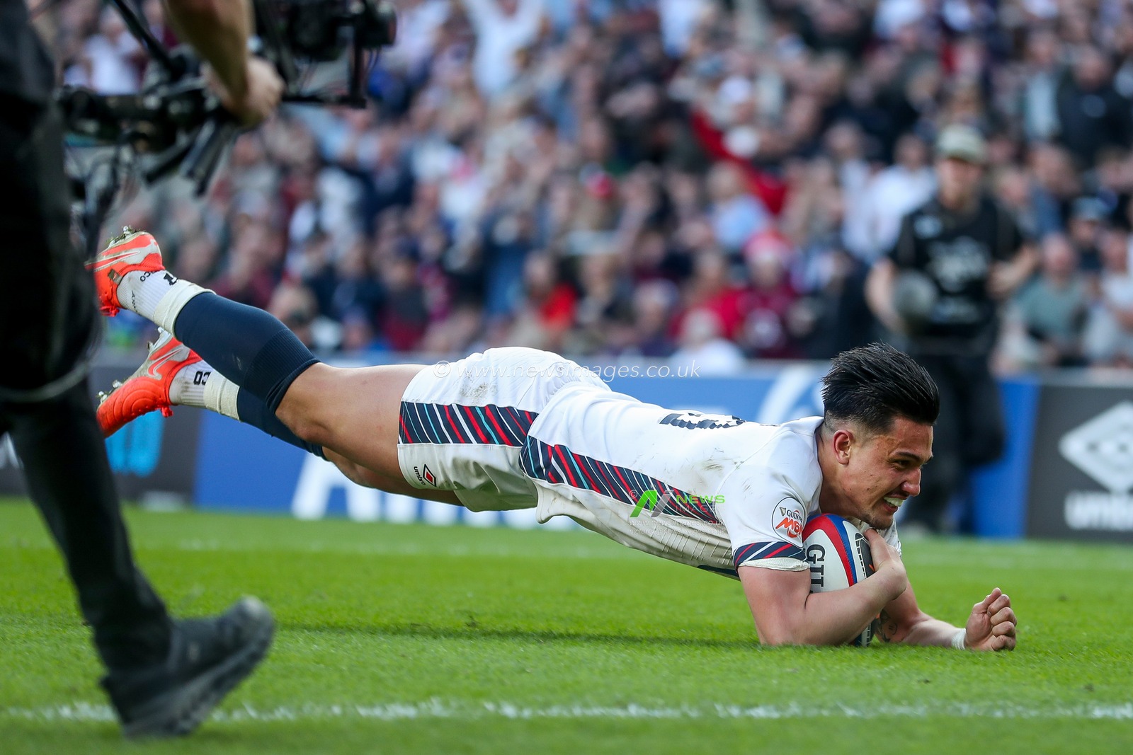 Marcus Smith of England goes over for a try to make it 26-17 during the 2025 Guinness 6 Nations match England vs Italy at Allianz Stadium, Twickenham, United Kingdom, 9th March 2025

(Photo by Izzy Poles/News Images)