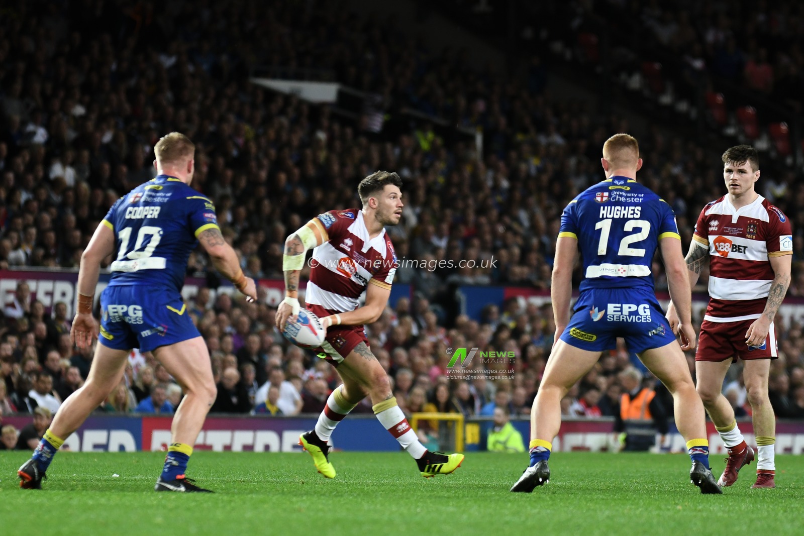 13th October 2018 , Old Trafford,  Manchester, England;  Betfred Super League Grand Final, Wigan Warriors v Warrington Wolves; Oliver Gildart of Wigan Warriors looks for the pass out wide


Credit: Richard Long/News Images