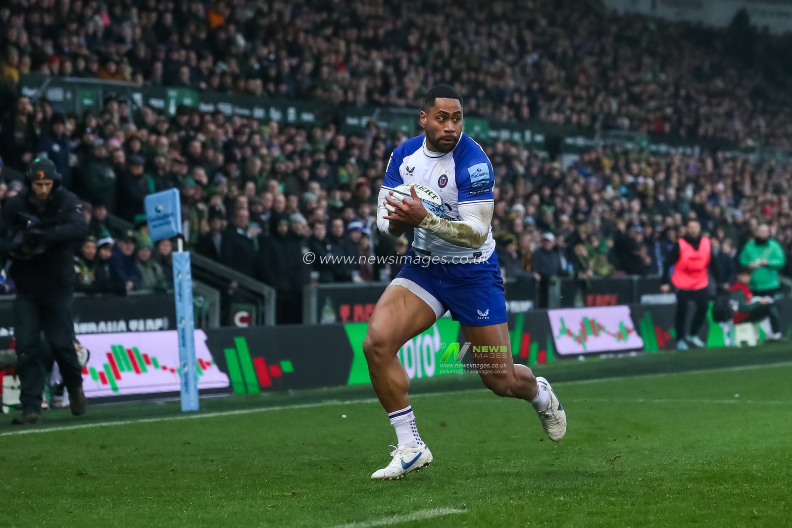 Joe Cokanasiga of Bath Rugby makes a break for a try during the Gallagher Premiership match Northampton Saints vs Bath Rugby at Cinch Stadium at Franklin's Gardens, Northampton, United Kingdom, 5th January 2025

(Photo by Izzy Poles/News Images)