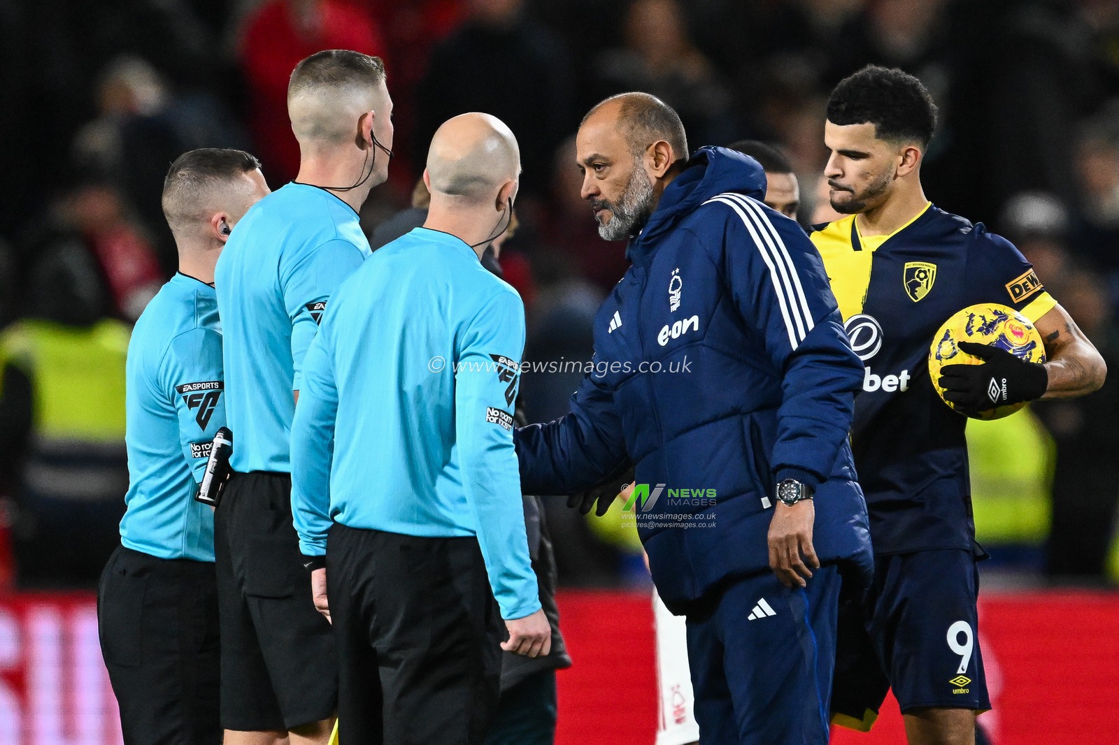 Nuno EspÃ­rito Santo Manager of Nottingham Forest speaks to Referee Robert Jones after the Premier League match Nottingham Forest vs Bournemouth at City Ground, Nottingham, United Kingdom, 23rd December 2023

(Photo by Craig Thomas/News Images)