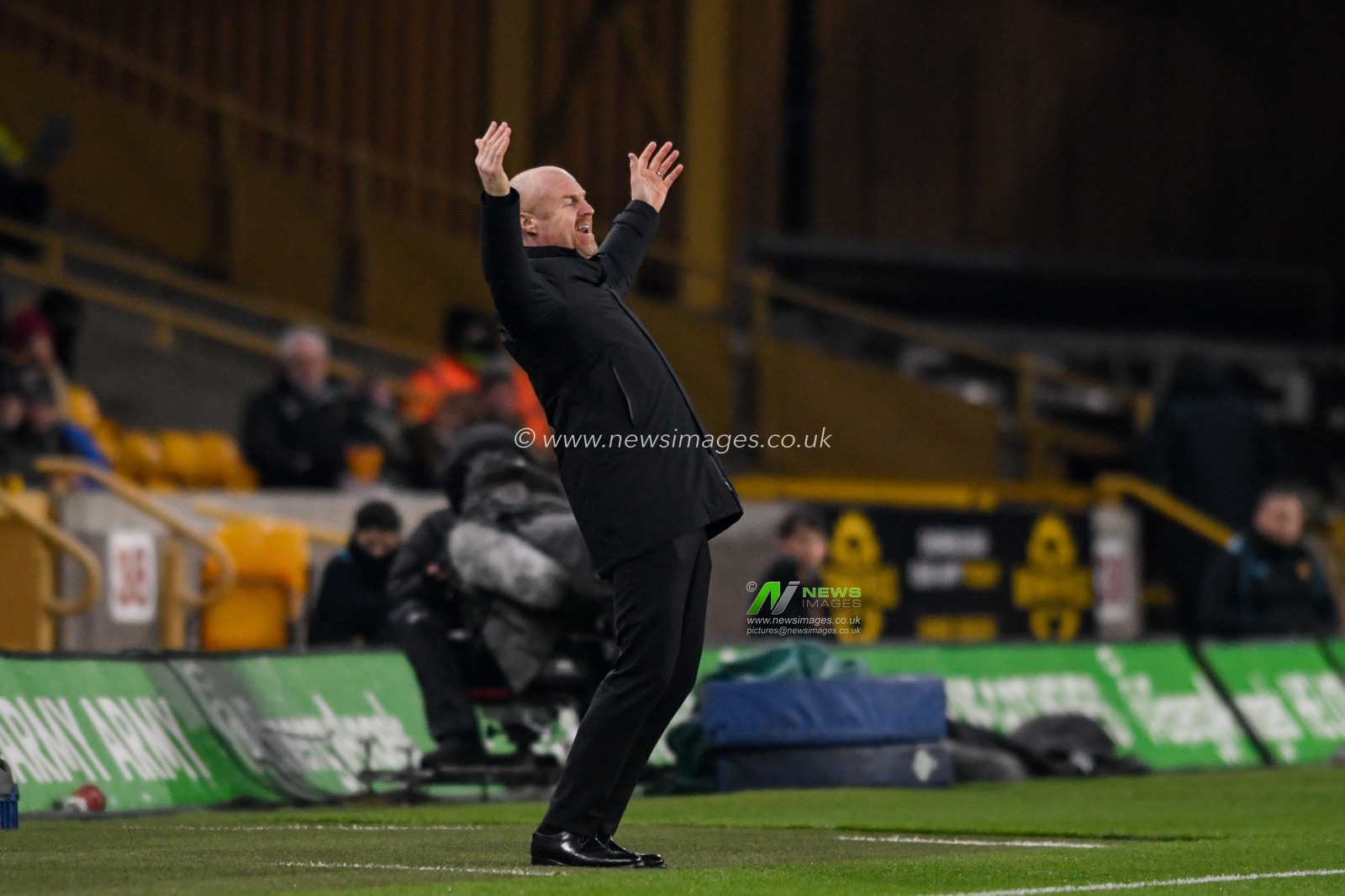 Sean Dyche manager of Burnley reacts during the game