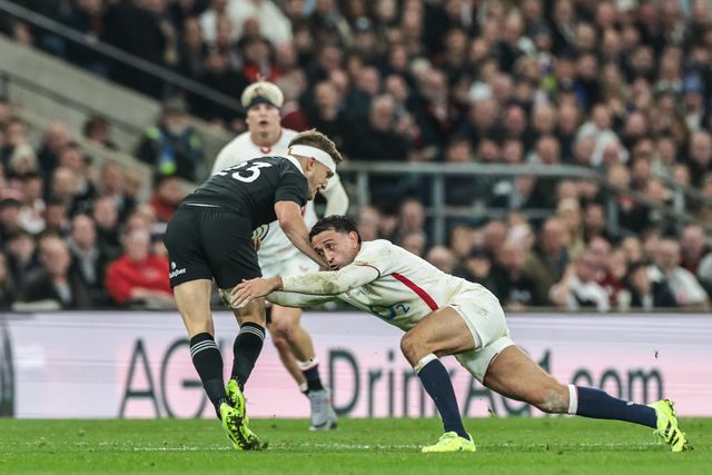 Alex Mitchell of England fails to stop Damian McKenzie of New Zealand during the Quilter Nations Series 2025 match England vs New Zealand at Allianz Stadium, Twickenham, United Kingdom, 15th November 2025

(Photo by Mark Cosgrove/News Images)

*** GER AUT SUI OUT ***