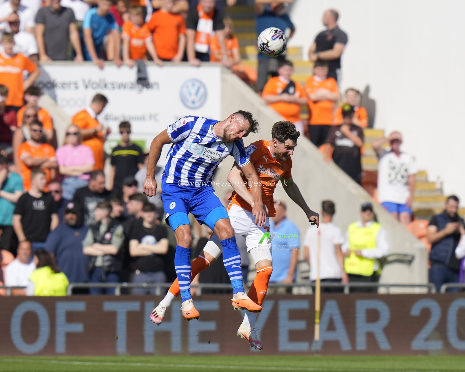 James Husband #3 of Blackpool competes for a header with Charlie Wyke #9 of Wigan Athletic during the Sky Bet League 1 match Blackpool vs Wigan Athletic at Bloomfield Road, Blackpool, United Kingdom, 2nd September 2023

(Photo by Steve Flynn/News Images)