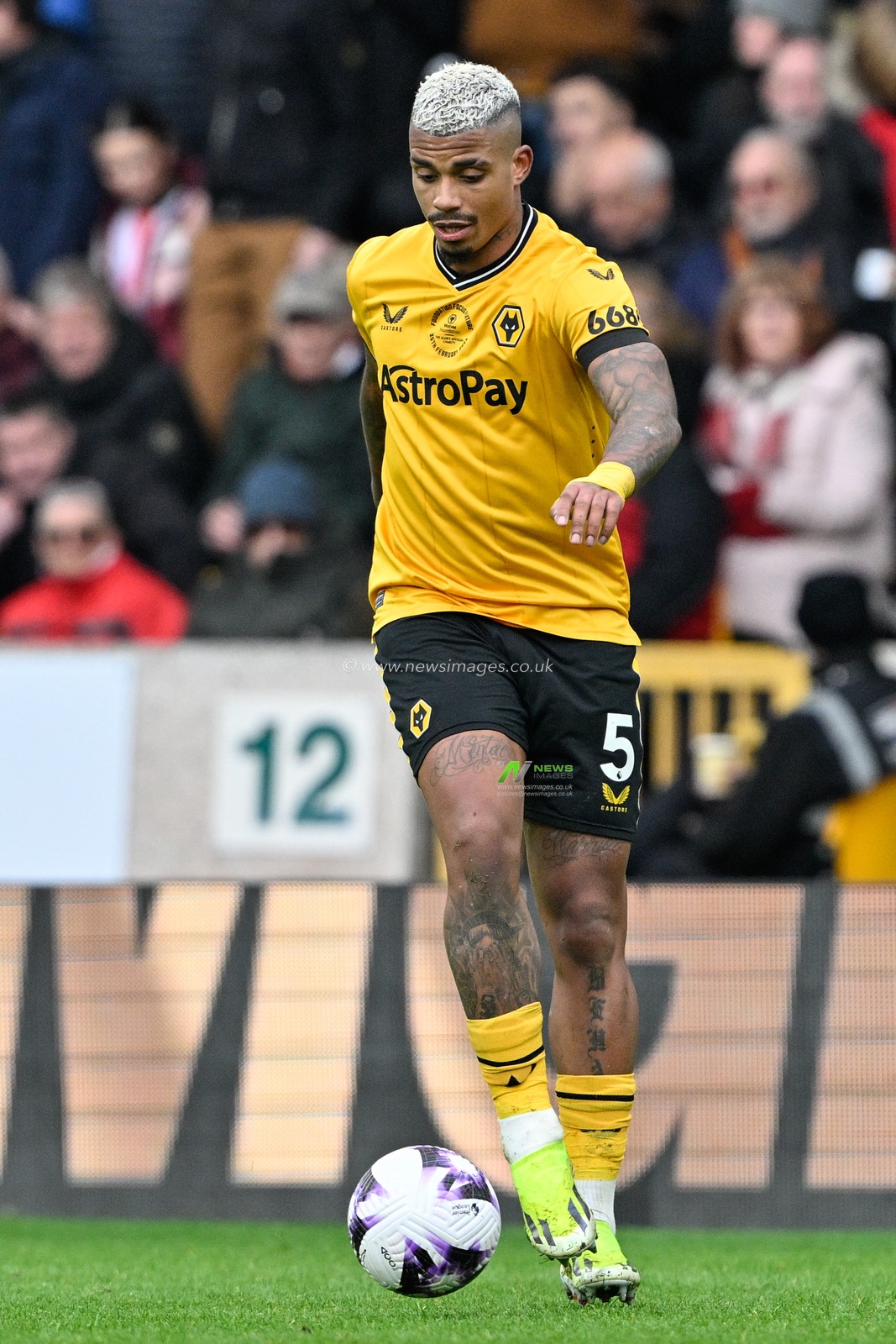 Mario Lemina of Wolverhampton Wanderers during the Premier League match Wolverhampton Wanderers vs Sheffield United at Molineux, Wolverhampton, United Kingdom, 25th February 2024

(Photo by Cody Froggatt/News Images)