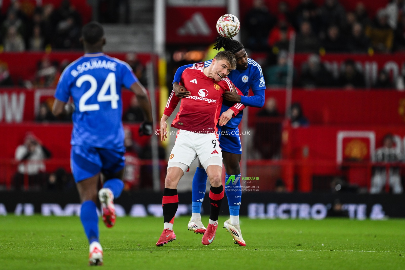 Rasmus HÃ¸jlund of Manchester United and Caleb Okoli of Leicester City battle for the ball during the Emirates FA Cup Fourth Round match Manchester United vs Leicester City at Old Trafford, Manchester, United Kingdom, 7th February 2025

(Photo by Craig Thomas/News Images)