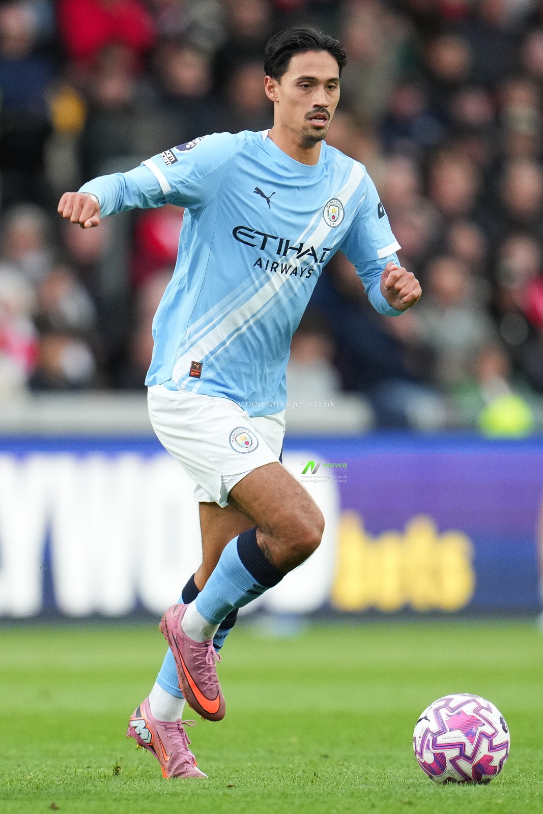 Tijjani Reijnders of Manchester City on the ball during the Premier League match Brentford vs Manchester City at The Gtech Community Stadium, London, United Kingdom, 5th October 2025

(Photo by Harvey Murphy/News Images)