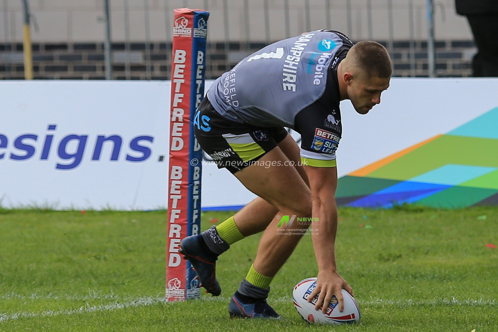 18th August 2019, KCOM Craven Park, Hull, England; Betfred Super League, Round 26, Hull KR vs Wakefield Trinity ; Ryan Hampshire (1) of Wakefield Trinity scores his try


Credit: David Greaves/News Images