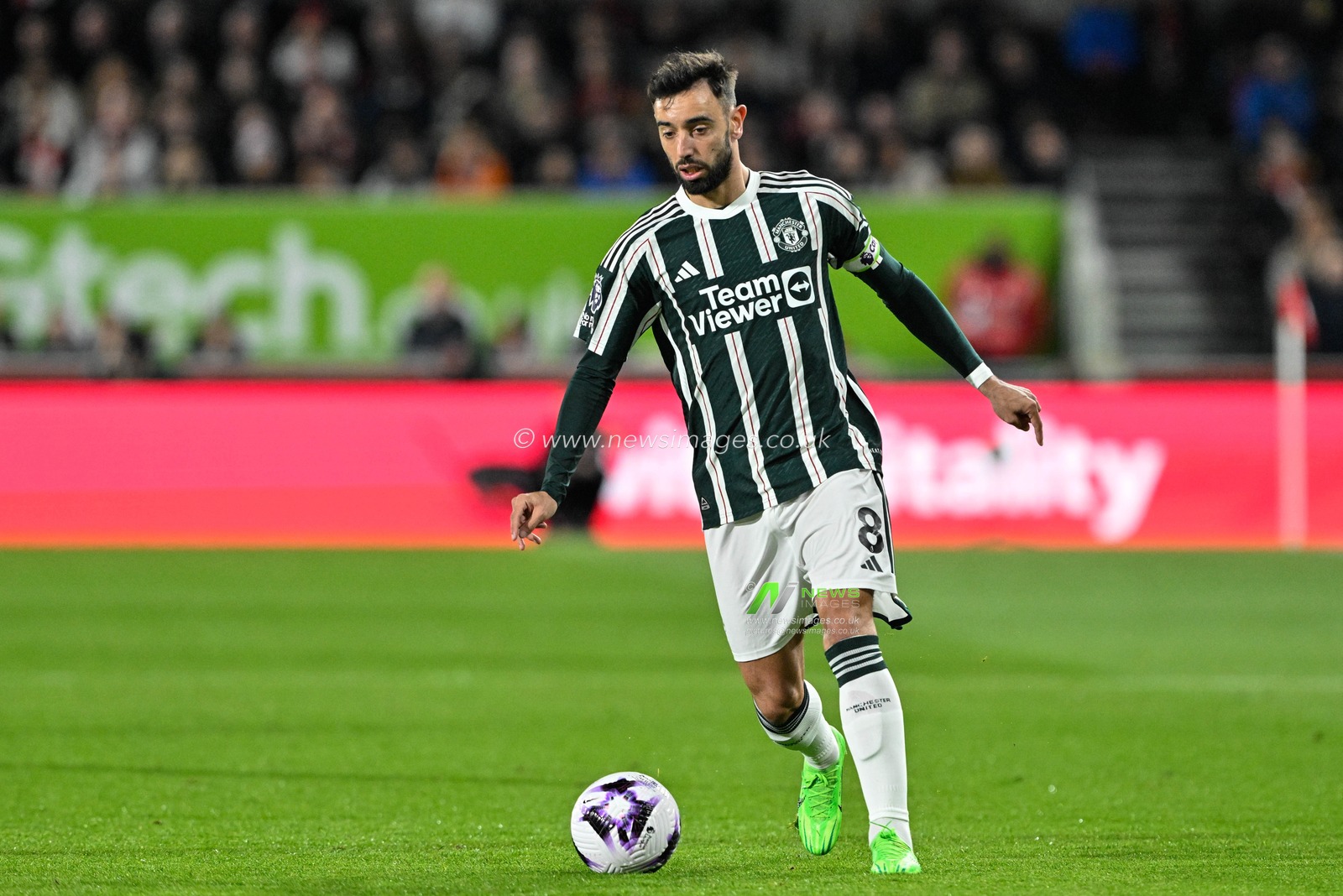 Bruno Fernandes of Manchester United breaks with the ball during the Premier League match Brentford vs Manchester United at The Gtech Community Stadium, London, United Kingdom, 30th March 2024

(Photo by Cody Froggatt/News Images)