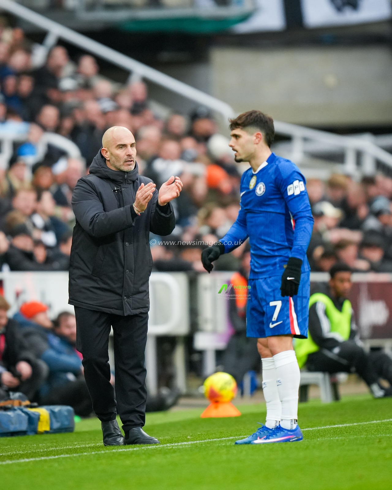 Enzo Maresca manager of Chelsea gived instructions to Pedro Neto of Chelsea during the Premier League match Newcastle United vs Chelsea at St. James's Park, Newcastle, United Kingdom, 20th December 2025

(Photo by Maynard Manyowa/News Images)

*** GER AUT SUI OUT ***