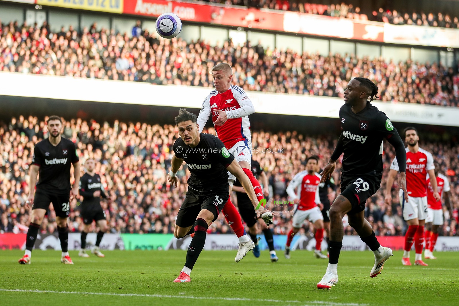 Oleksandr Zinchenko of Arsenal heads the ball during the Premier League match Arsenal vs West Ham United at Emirates Stadium, London, United Kingdom, 22nd February 2025

(Photo by Izzy Poles/News Images)