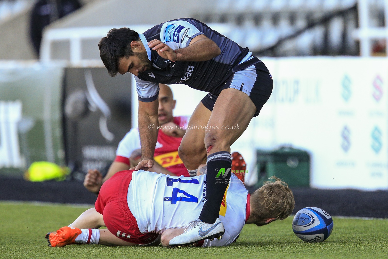 Tyrone Green of Harlequins spills the ball under pressure from Matias Orlando of Newcastle Falcons