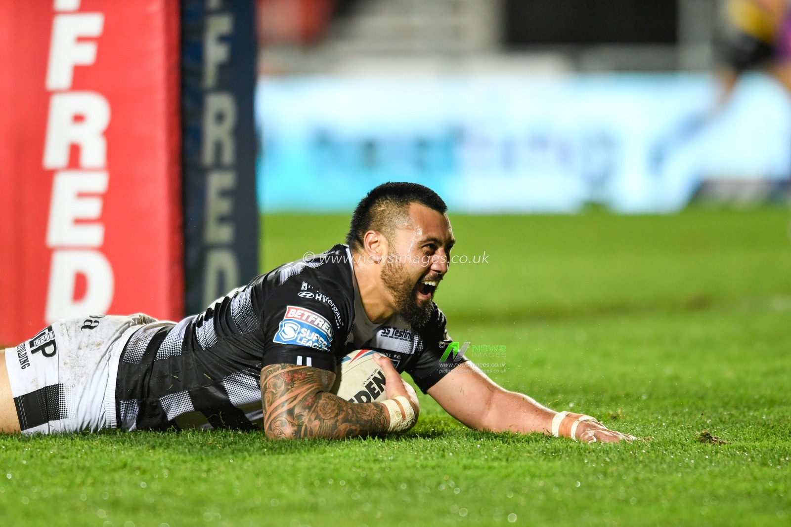 TRY Ligi Sao (13) of Hull FC goes over for a try to make it 12 - 20