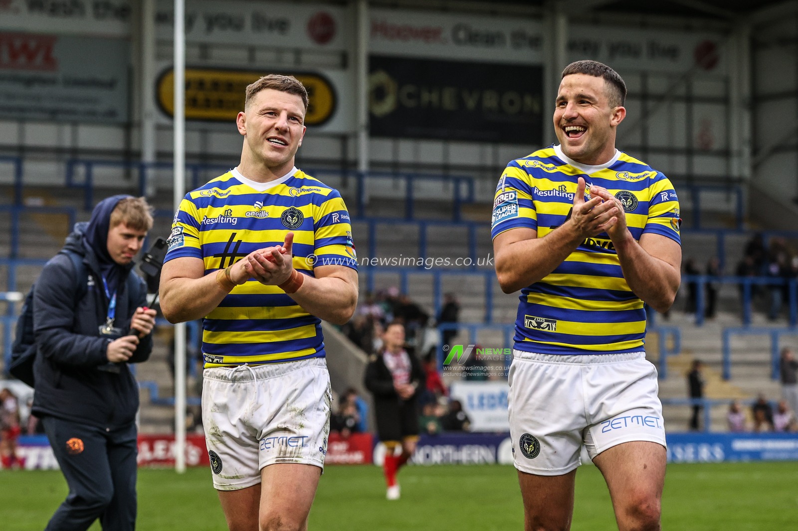 George Williams of Warrington Wolves and Josh Smith of Warrington Wolves applauds the fans after the game during the Betfred Super League round 7 match Warrington Wolves vs Leigh Leopards at The Halliwell Jones Stadium, Warrington, United Kingdom on 04 April 2026

(Photo by Alfie Cosgrove/News Images)