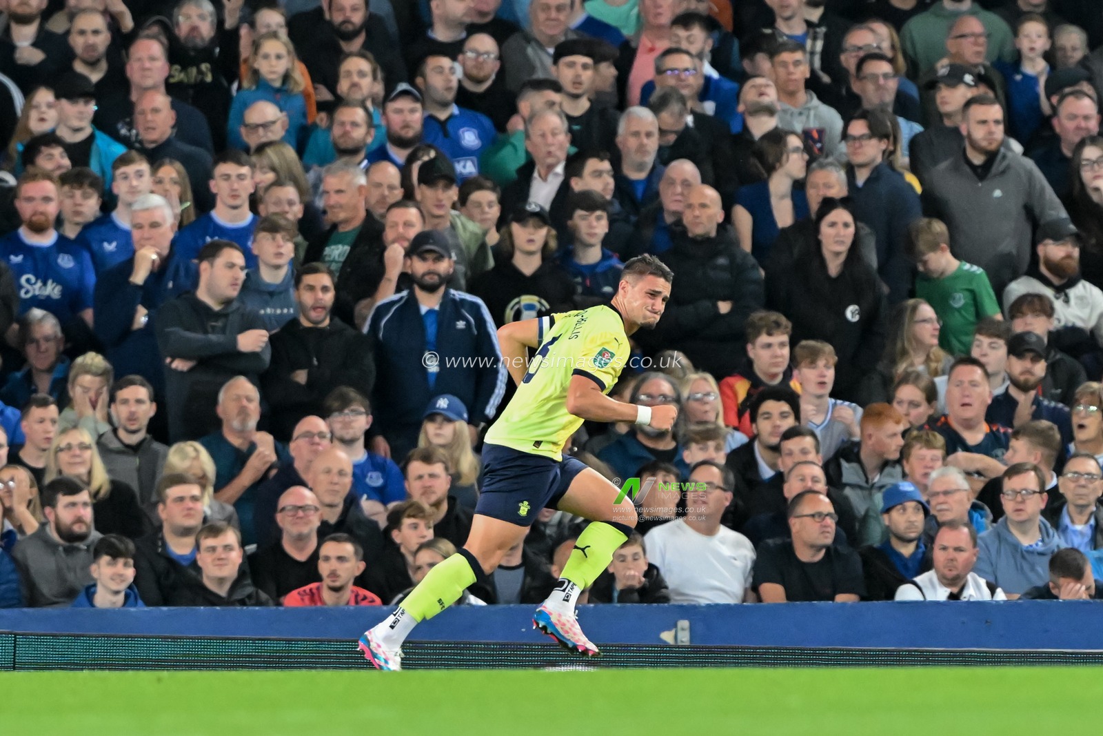 Taylor Harwood-Bellis of Southampton celebrates his goal to make it 1-1 during the Carabao Cup match Everton vs Southampton at Goodison Park, Liverpool, United Kingdom, 17th September 2024

(Photo by Cody Froggatt/News Images)