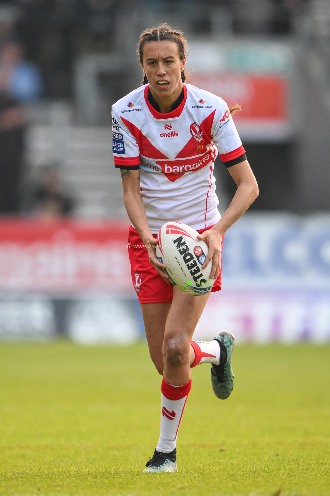Zoe Harris  of St Helens in action during the Betfred Women's Super League match St Helens vs Wigan Warriors at Totally Wicked Stadium, St Helens, United Kingdom, 31st May 2024

(Photo by Craig Thomas/News Images)