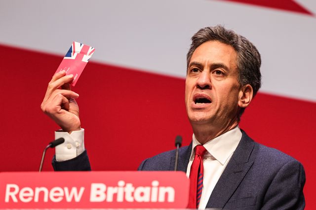 Ed Milliband MP, Secretary of State for Energy Security and Net Zero holds up his Labour Party card as he addresses conference during the Labour Party Annual Conference 2025 Day 4 at ACC, Liverpool, United Kingdom, 1st October 2025

(Photo by Mark Cosgrove/News Images)