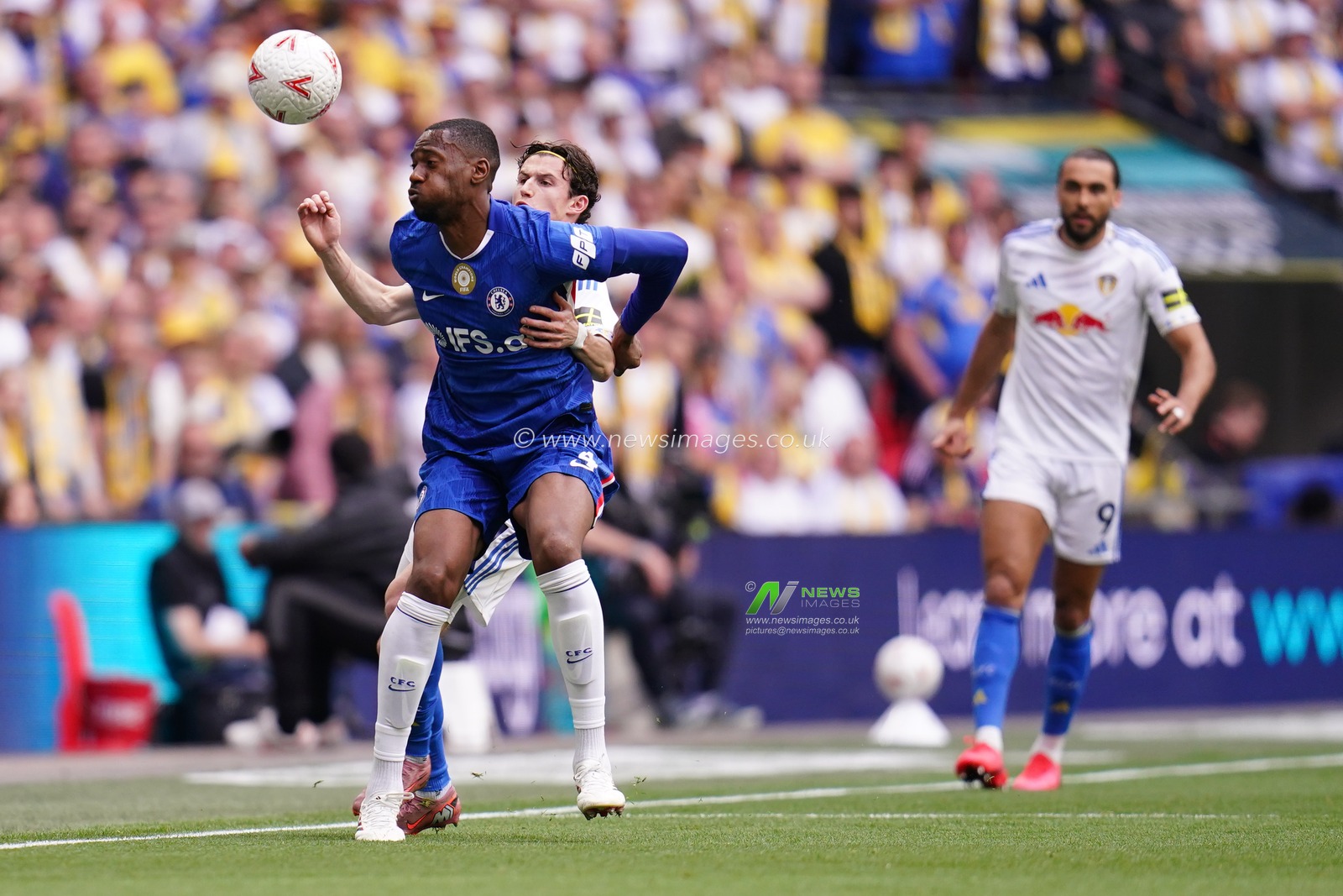 Tosin Adarabioyo of Chelsea and Brenden Aaronson of Leeds United battle during the Emirates FA Cup Semi-Final match Chelsea vs Leeds United at Wembley Stadium, London, United Kingdom on 26 April 2026

(Photo by Harvey Murphy/News Images)