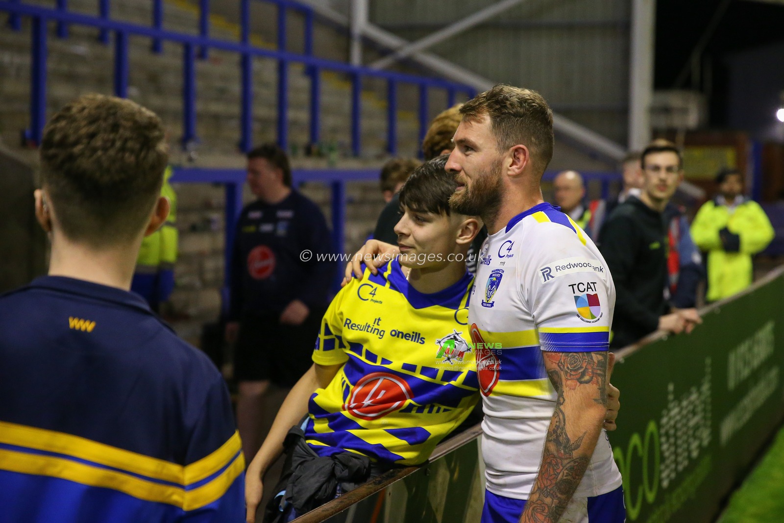 Daryl Clark #9 of Warrington Wolves with fans after the Betfred Super League Round 26 match Warrington Wolves vs St Helens at Halliwell Jones Stadium, Warrington, United Kingdom, 15th September 2023

(Photo by Gareth Evans/News Images)