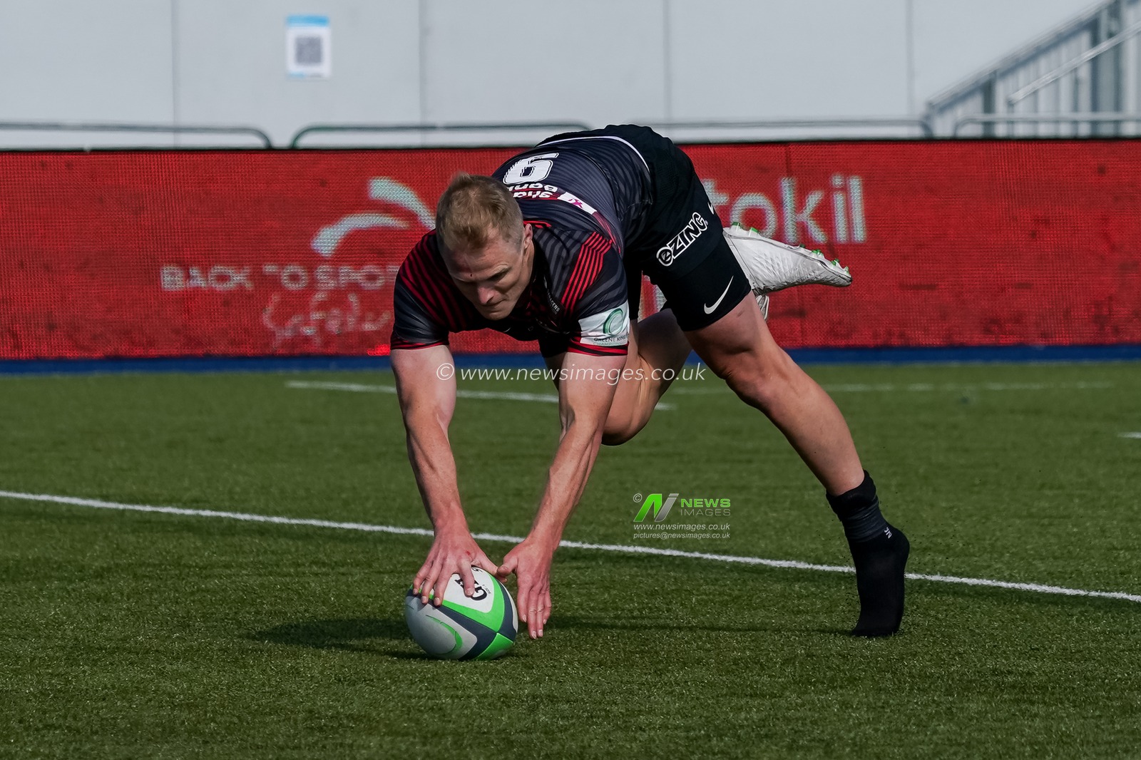 Aled Davies #9 of Saracens scores a try