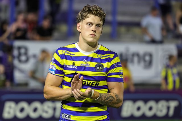 Arron Lindop of Warrington Wolves applauds the fans during the Betfred Super League round 23 match Warrington Wolves vs York Knights at The Halliwell Jones Stadium, Warrington, United Kingdom on 13 August 2026

(Photo by Mark Cosgrove/News Images)