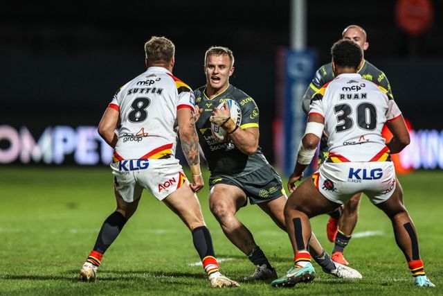Cooper Jenkins of Leeds Rhinos breaks with the ball during the Betfred Super League round 7 match Bradford Bulls vs Leeds Rhinos at Odsal Stadium, Bradford, United Kingdom on 03 April 2026

(Photo by Alfie Cosgrove/News Images)