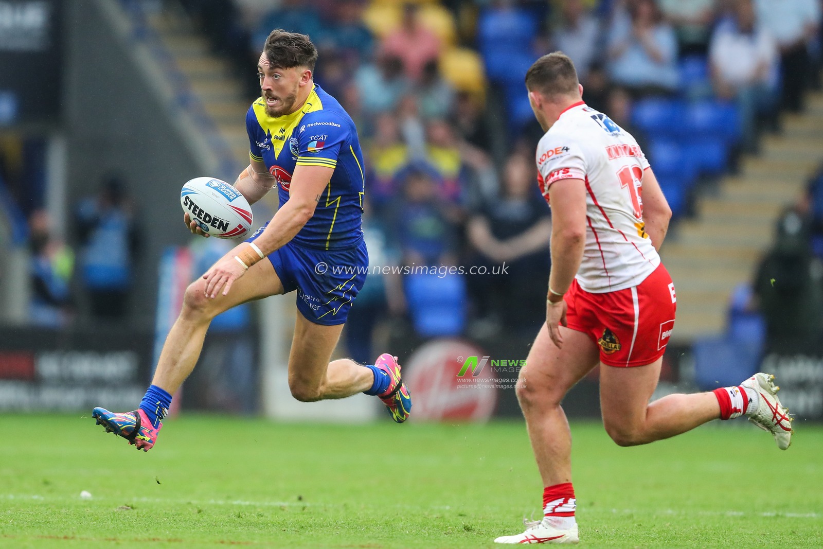 Matty Ashton of Warrington Wolves breaks with the ball during the Betfred Super League Round 25 match Warrington Wolves vs St Helens at Halliwell Jones Stadium, Warrington, United Kingdom, 7th September 2024

(Photo by Gareth Evans/News Images)