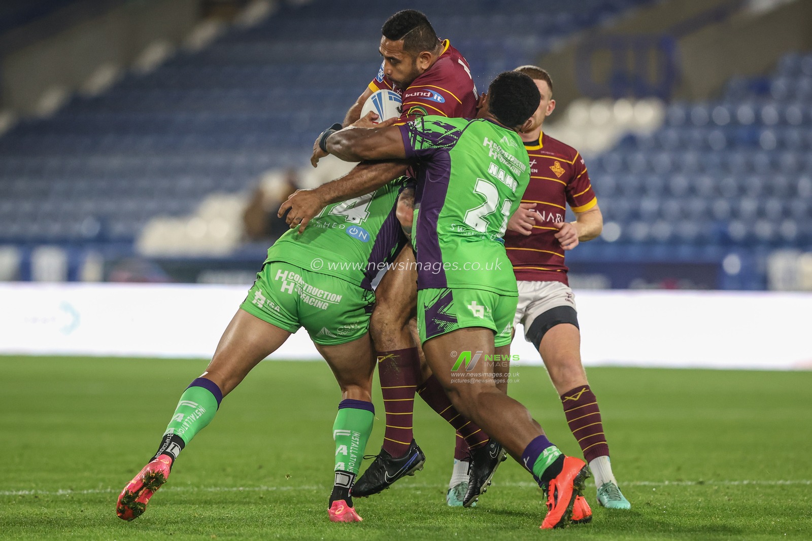 Seb Ikahihifo of Huddersfield Giants is tackled by Liam Horne of Castleford Tigers and Sylvester Namo of Castleford Tigers during the Betfred Super League Round 27 match Huddersfield Giants vs Castleford Tigers at John Smith's Stadium, Huddersfield, United Kingdom, 19th September 2024

(Photo by Alfie Cosgrove/News Images)