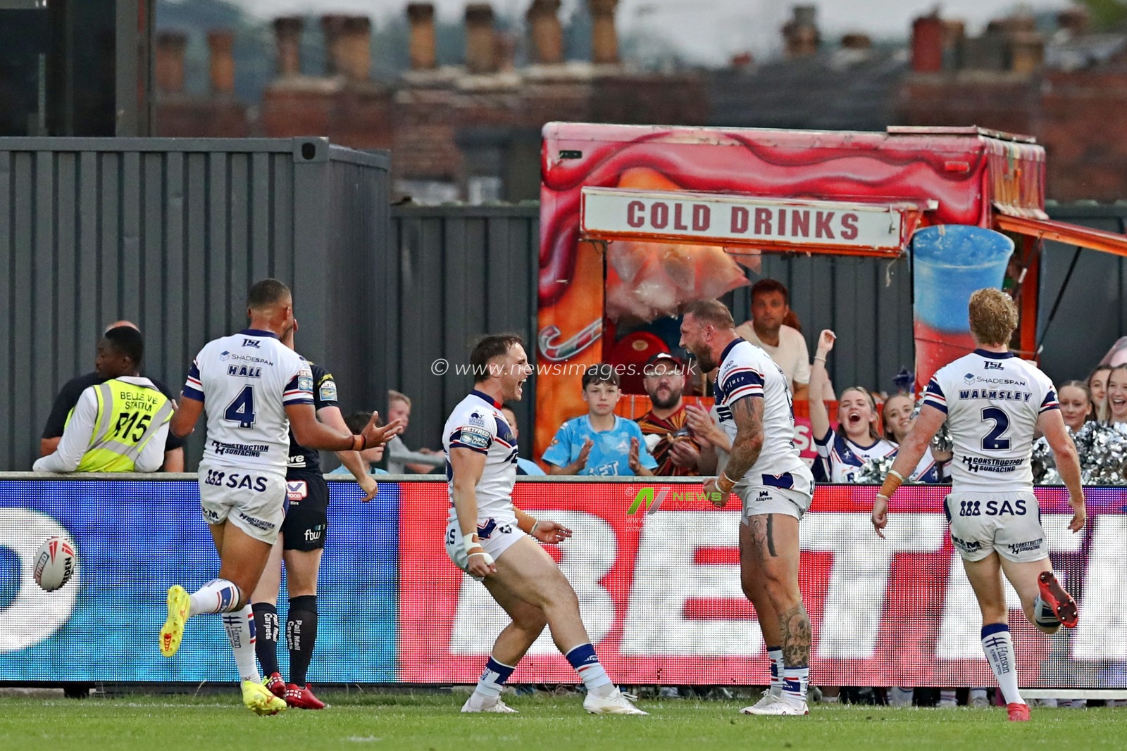 Josh Griffin of Wakefield Trinity celebrates his try during the Betfred Super League round 15 match Wakefield Trinity vs Wigan Warriors at DIY Kitchens Stadium, Wakefield, United Kingdom, 20th June 2025(Photo by Sam Eaden/News Images)