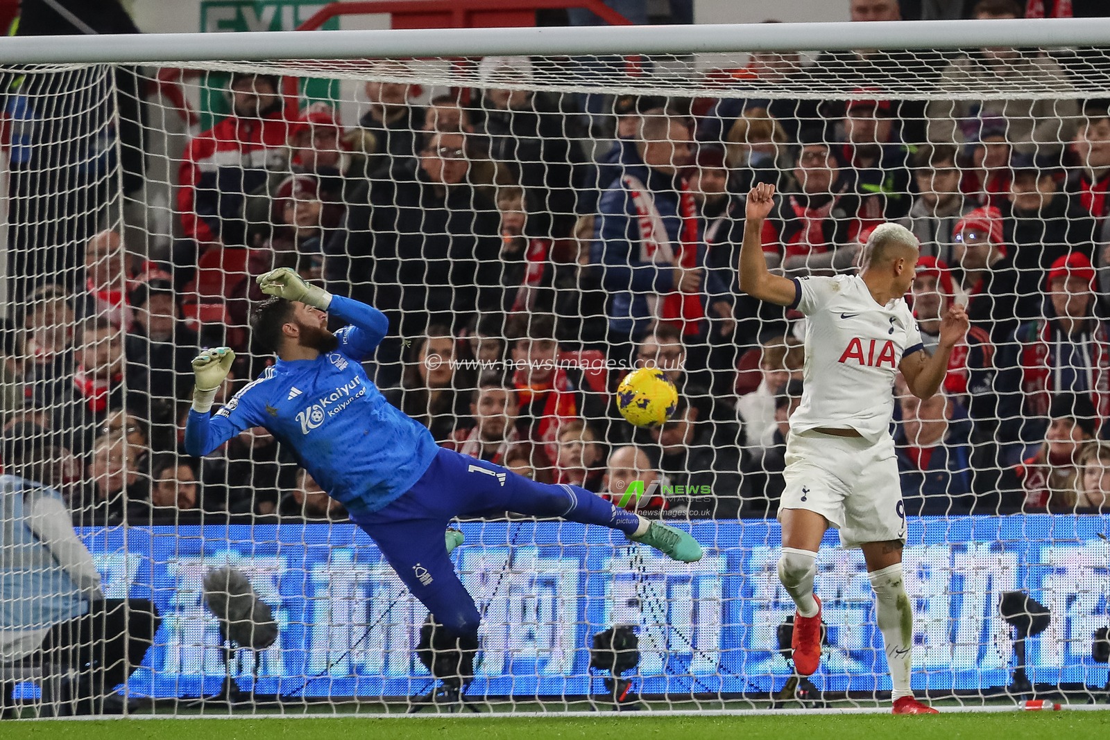 Richarlison #9 of Tottenham Hotspur scores to make it 0-1 during the Premier League match Nottingham Forest vs Tottenham Hotspur at City Ground, Nottingham, United Kingdom, 15th December 2023

(Photo by Gareth Evans/News Images)
