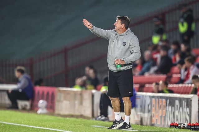 Daniel Stendel manager of Barnsley gives his team instructions during the Sky Bet League One match Barnsley vs Blackpool at Oakwell, Barnsley, United Kingdom on 02 September 2026

(Photo by Alfie Cosgrove/News Images)