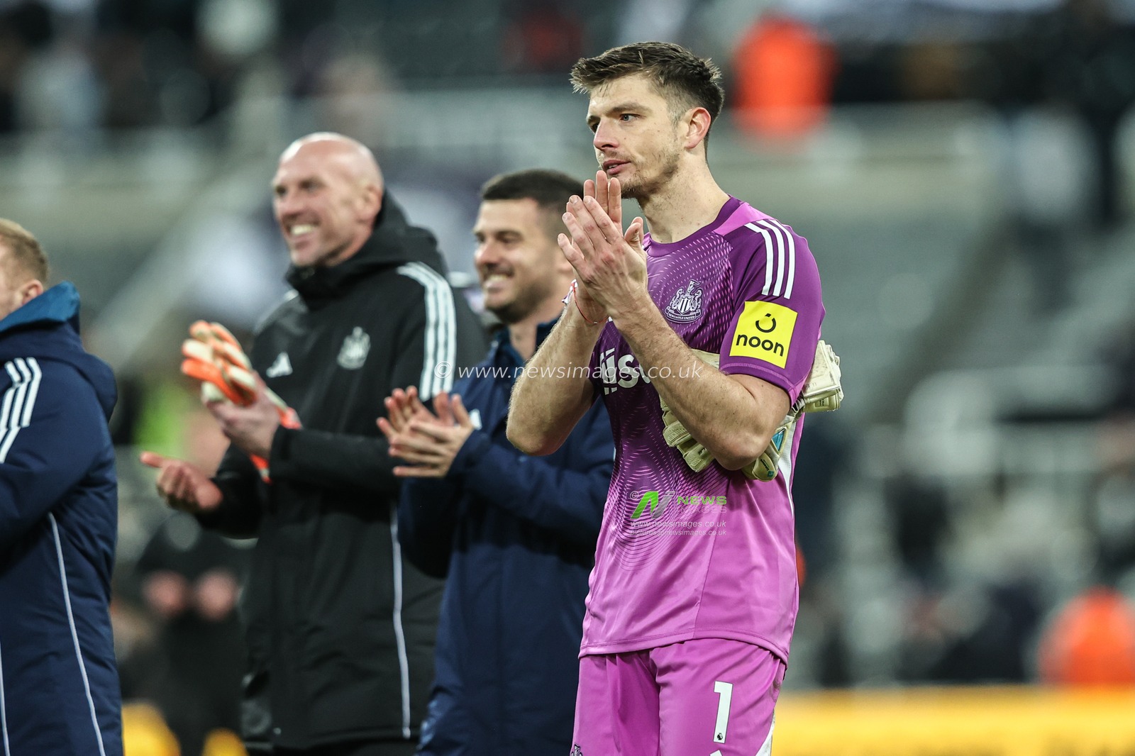 Nick Pope of Newcastle Untied applauds the fans after the game during the Premier League match Newcastle United vs Manchester City at St. James's Park, Newcastle, United Kingdom, 21st November 2025

(Photo by Alfie Cosgrove/News Images)

*** GER AUT SUI OUT ***