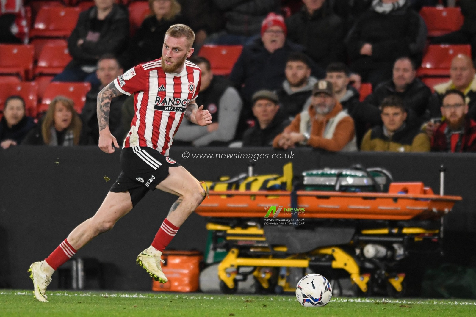 Oliver McBurnie #9 of Sheffield United runs down the wing with the ball