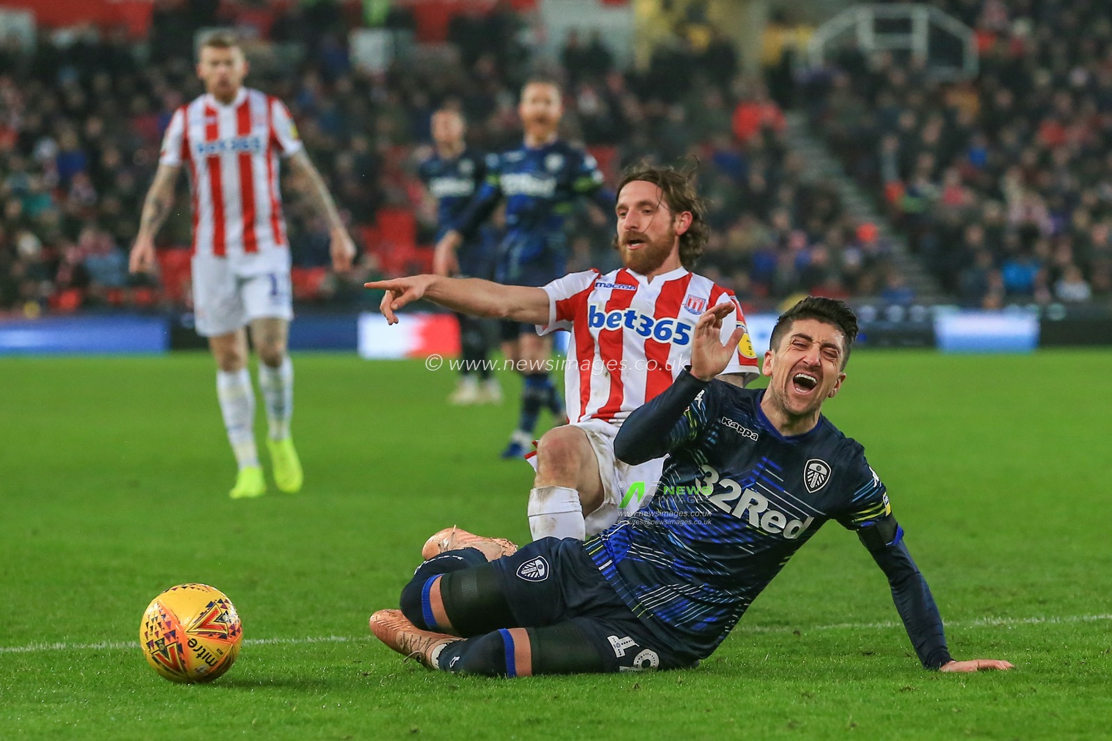 19th January 2019, Bet 365 Stadium, Stoke-on-Trent, England; Sky Bet Championship, Stoke City vs Leeds United ;  Joe Allen (04) of Stoke City brings down Pablo Hernandez (19) of Leeds Utd on the edge of the area, Hernandez appeals for a penalty but referee Gavin Ward gives no foul 


Credit: Mark Cosgrove/News Images

English Football League images are subject to DataCo Licence