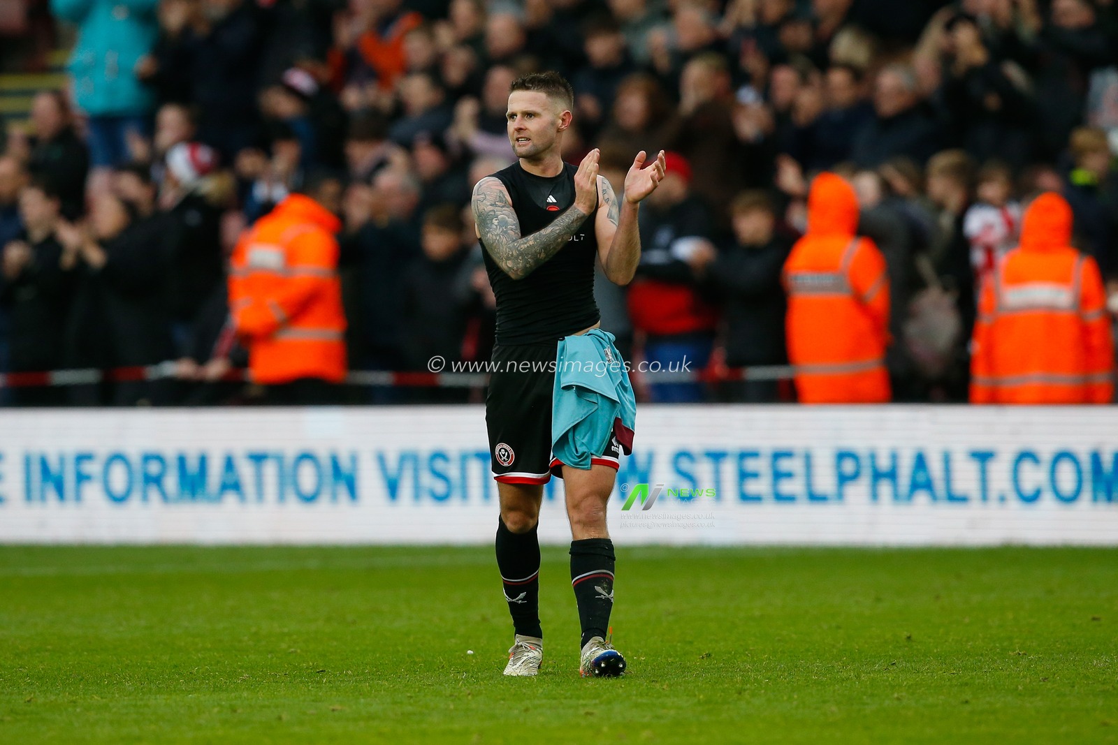 Oliver Norwood #16 of Sheffield United applauds fans after during the Sky Bet Championship match Sheffield United vs Burnley at Bramall Lane, Sheffield, United Kingdom, 5th November 2022

(Photo by Ben Early/News Images)