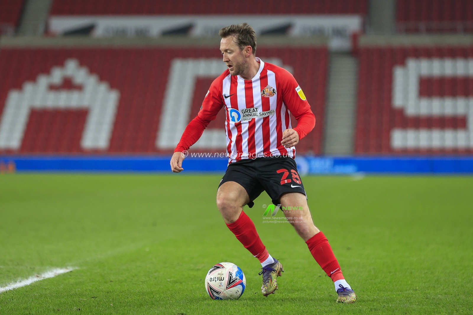 Aiden McGeady #28 of Sunderland in possession of the ball