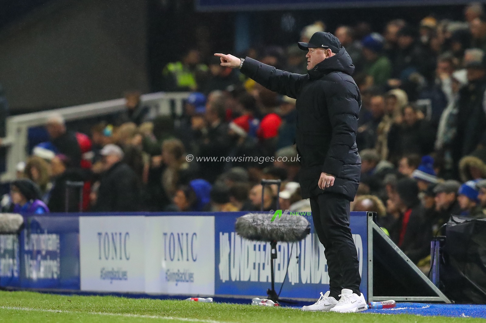 Wayne Rooney manager of Birmingham City gives his team instructions during the Sky Bet Championship match Birmingham City vs Leicester City at St Andrews, Birmingham, United Kingdom, 18th December 2023

(Photo by Gareth Evans/News Images)