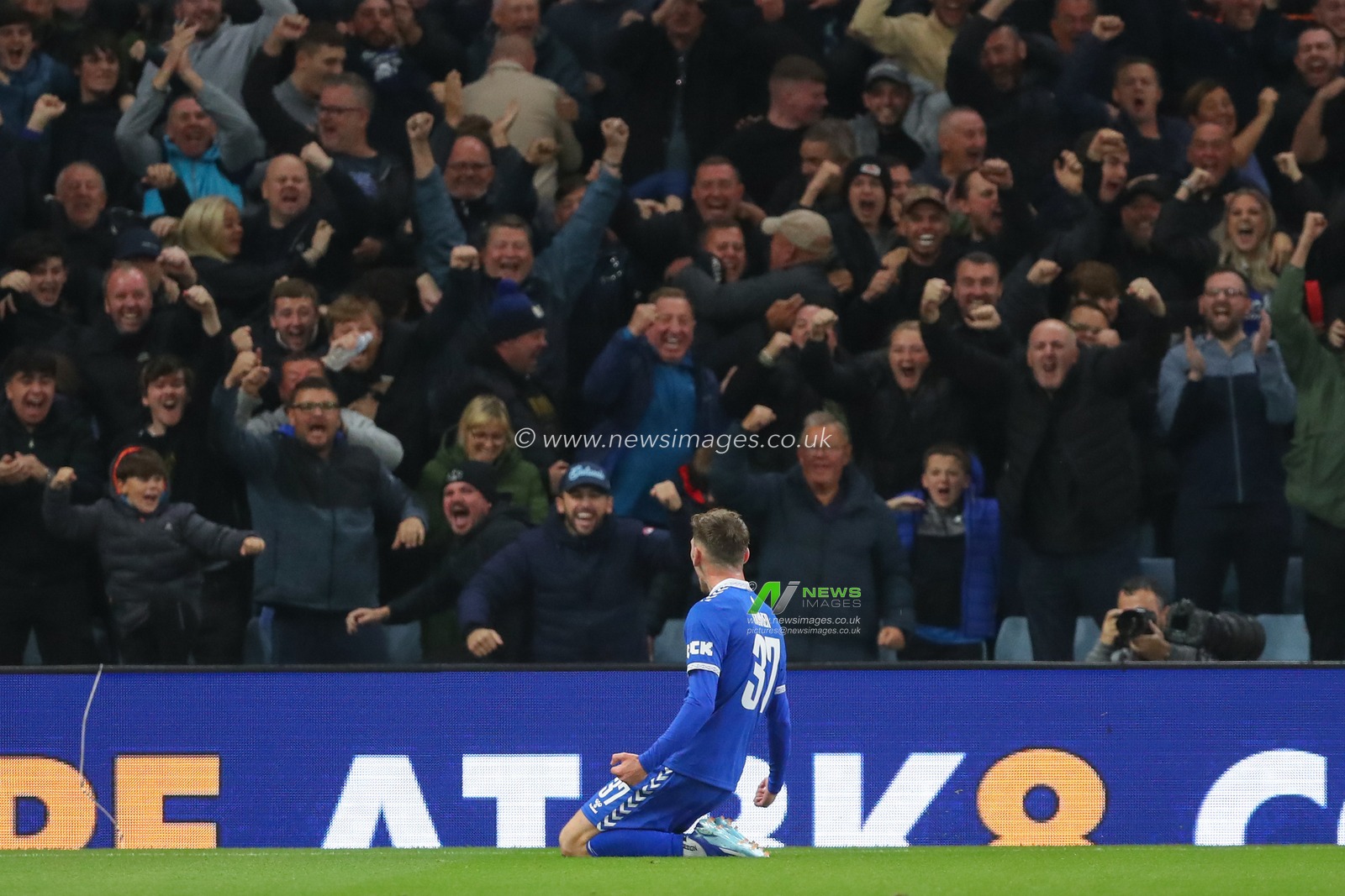 James Garner #37 of Everton celebrates his goal to make it 0-1 during the Carabao Cup Third Round match Aston Villa vs Everton at Villa Park, Birmingham, United Kingdom, 27th September 2023

(Photo by Gareth Evans/News Images)