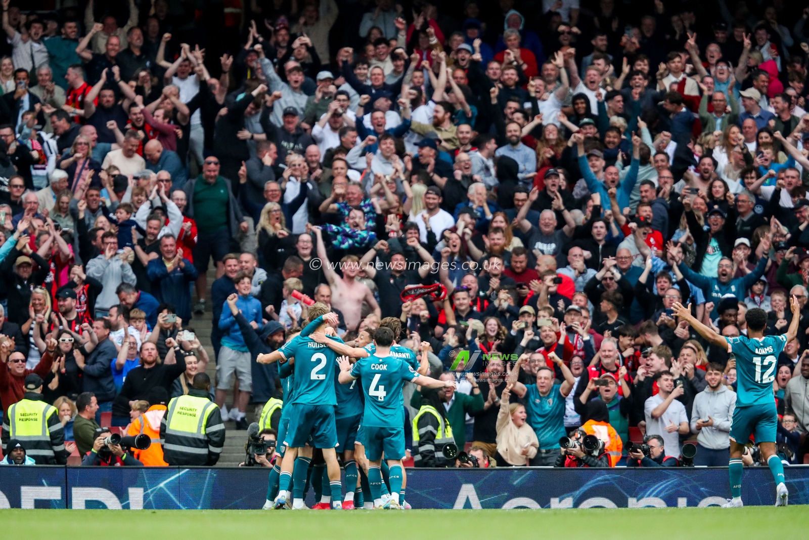 AFC Bournemouth players and fans celebrates the team's second goal to make the score 1-2 during the Premier League match Arsenal vs Bournemouth at Emirates Stadium, London, United Kingdom, 3rd May 2025

(Photo by Izzy Poles/News Images)