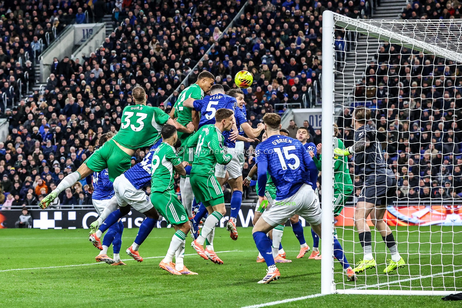Malick Thiaw of Newcastle United scores to make it 0-1 during the Premier League match Everton vs Newcastle United at Hill Dickinson Stadium, Liverpool, United Kingdom, 29th November 2025

(Photo by Alfie Cosgrove/News Images)

*** GER AUT SUI OUT ***