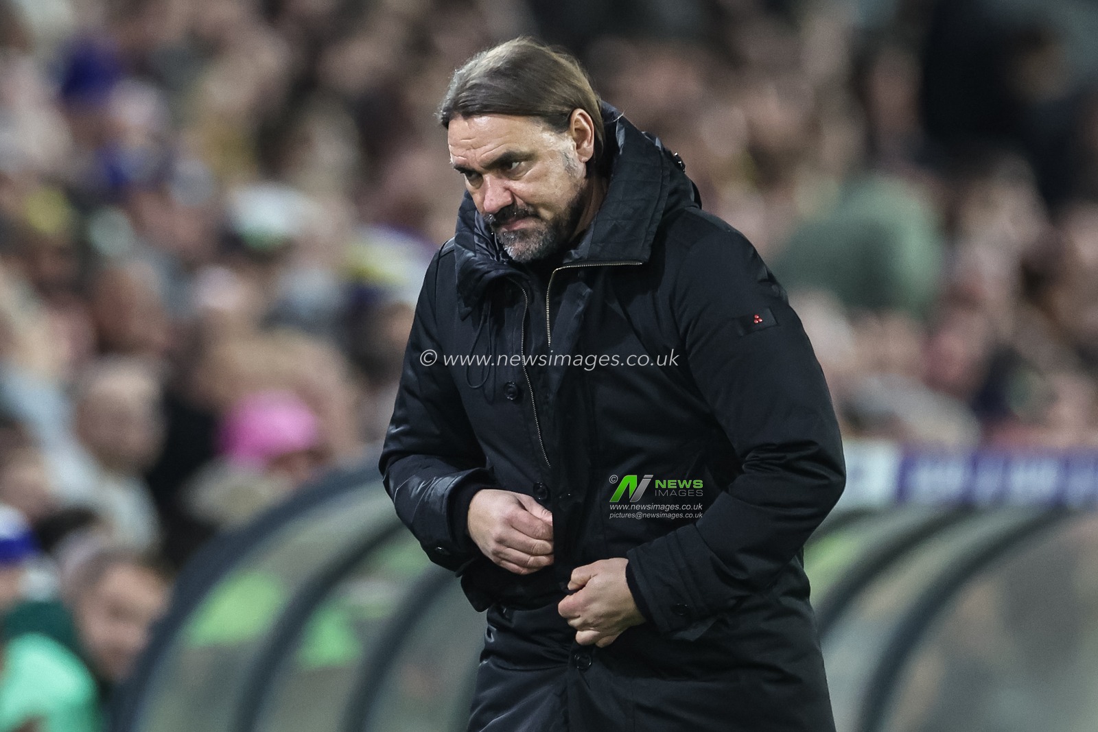 Daniel Farke manager of Leeds United heads back the the dressing room at half time with a goals draw during the Sky Bet Championship match Leeds United vs Sheffield United at Elland Road, Leeds, United Kingdom, 18th October 2024

(Photo by Mark Cosgrove/News Images)