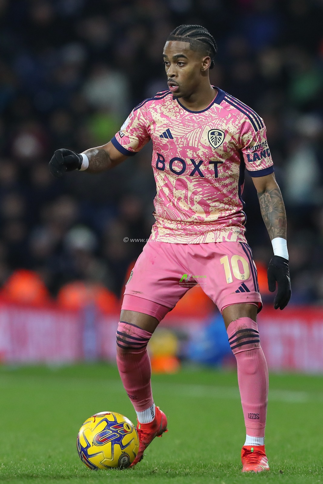 Crysencio Summerville #10 of Leeds United in action during the Sky Bet Championship match West Bromwich Albion vs Leeds United at The Hawthorns, West Bromwich, United Kingdom, 29th December 2023

(Photo by Gareth Evans/News Images)