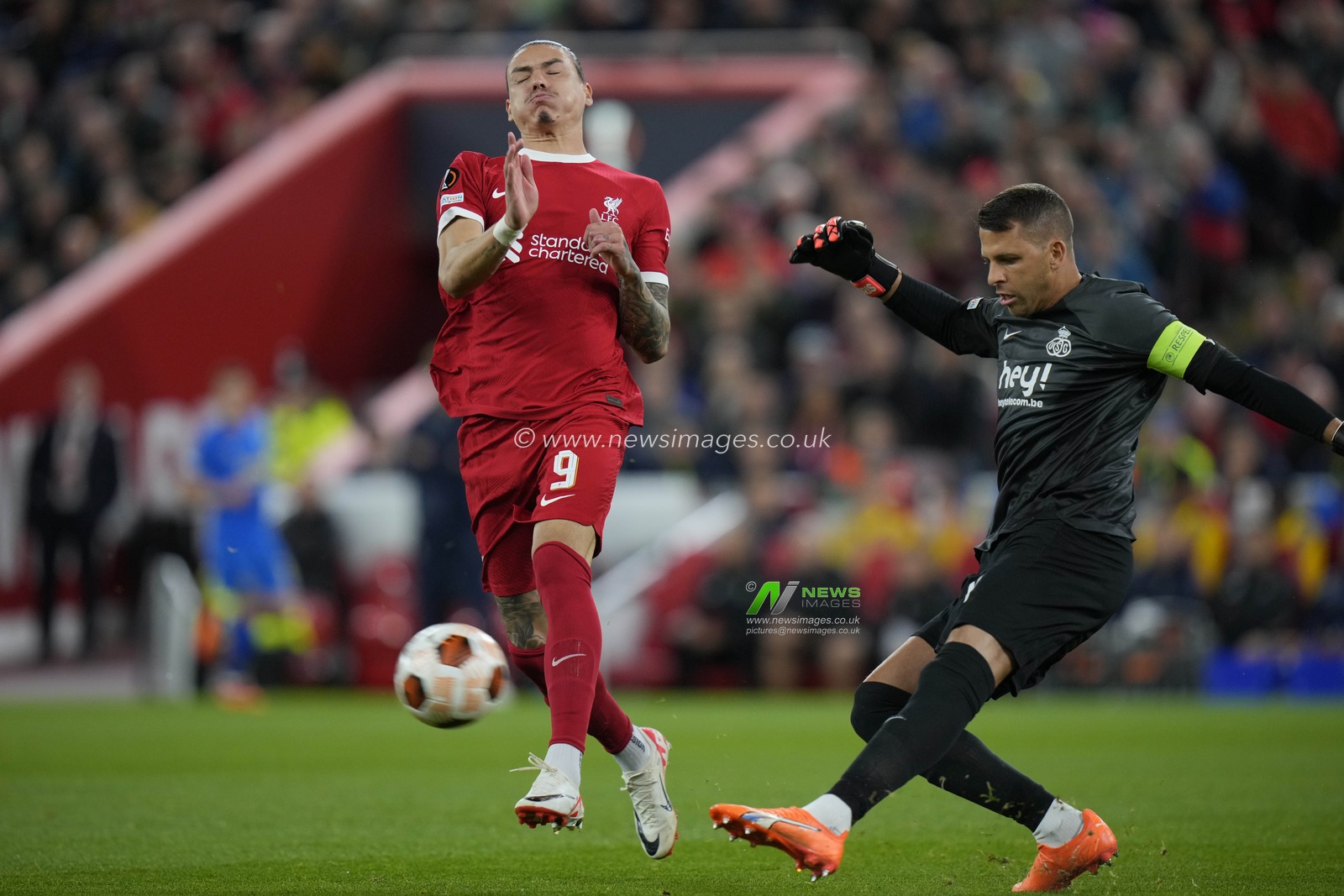 Darwin NÃºÃ±ez #9 of Liverpool chats down the ball as Anthony Moris #49 of Union Saint-Gilloise kicks clear during the UEFA Europa League match Liverpool vs Union Saint-Gilloise at Anfield, Liverpool, United Kingdom, 5th October 2023

(Photo by Steve Flynn/News Images)