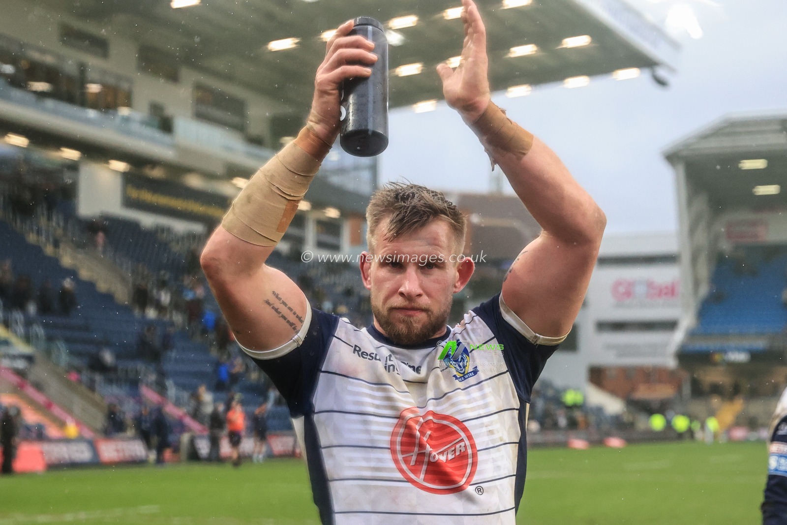 Mike Cooper #10 of Warrington Wolves celebrates the 20-22 win