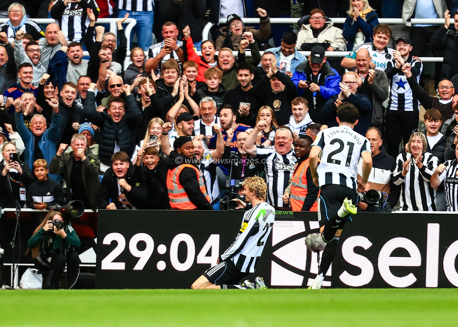 Nick Woltemade of Newcastle United celebrates his goal to make it 1-0 during the Premier League match Newcastle United vs Wolverhampton Wanderers at St. James's Park, Newcastle, United Kingdom, 13th September 2025

(Photo by Richard Bierton/News Images)