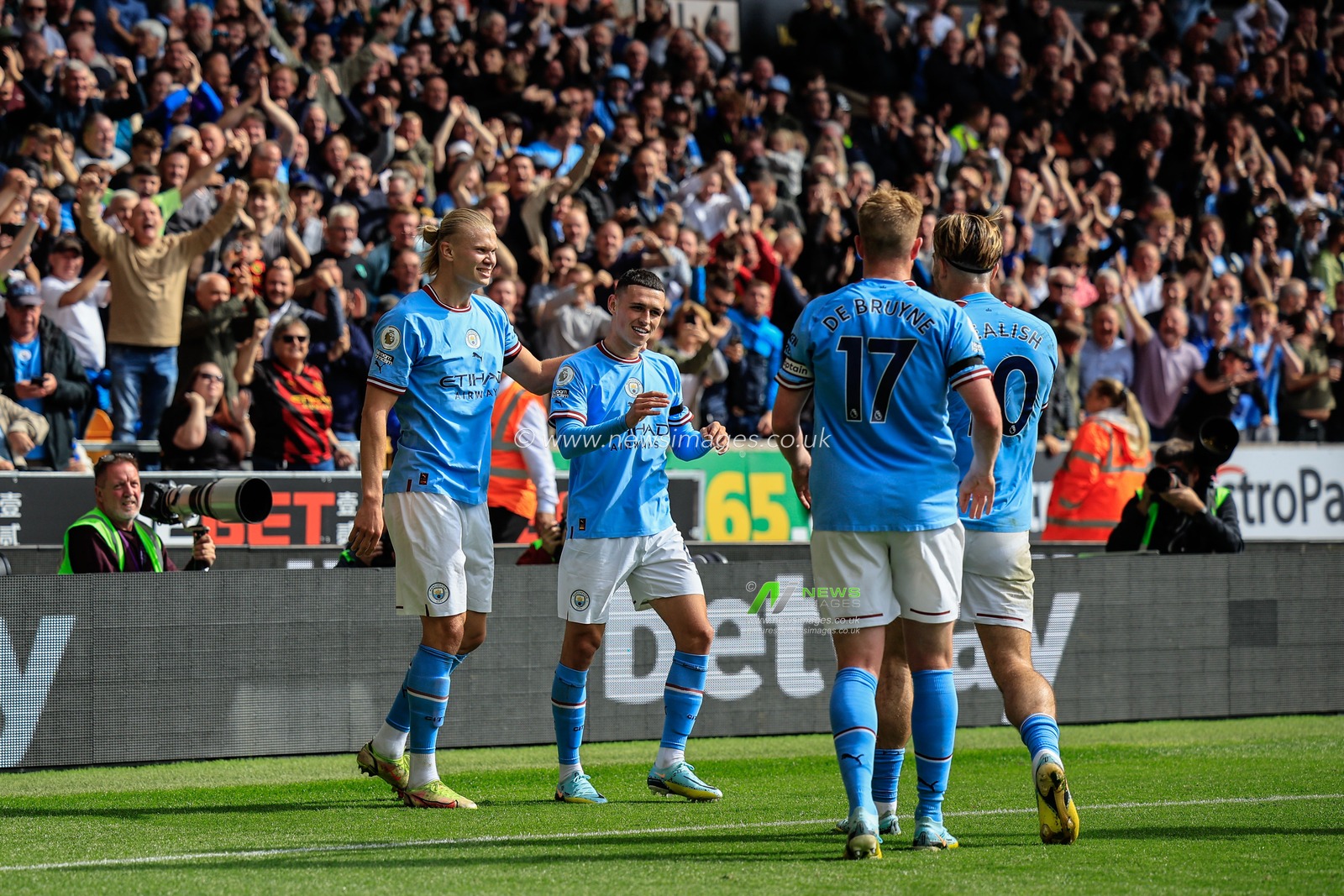 Phil Foden #47 of Manchester City celebrates his goal to make it 0-3 with team mates during the Premier League match Wolverhampton Wanderers vs Manchester City at Molineux, Wolverhampton, United Kingdom, 17th September 2022

(Photo by Conor Molloy/News Images)
