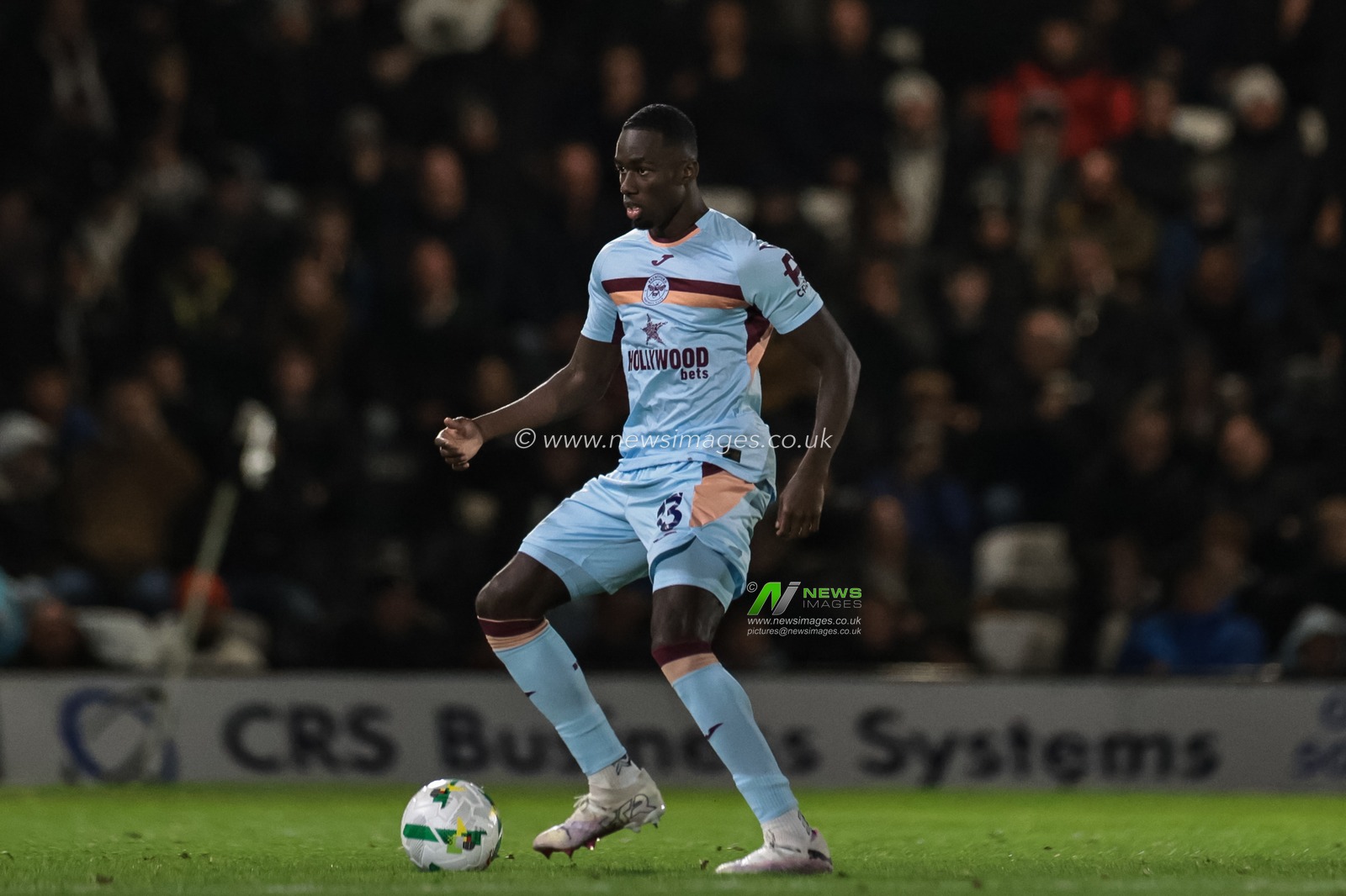 Michael Kayode of Brentford with the ball during the Carabao Cup Last 16 Grimsby Town vs Brentford at Blundell Park, Cleethorpes, United Kingdom, 28th October 2025

(Photo by Mark Cosgrove/News Images)

*** GER AUT SUI OUT ***