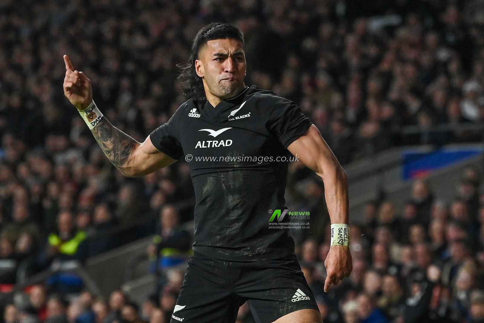 Rieko Ioane of New Zealand celebrates his try during the Autumn internationals match England vs New Zealand at Twickenham Stadium, Twickenham, United Kingdom, 19th November 2022

(Photo by Craig Thomas/News Images)