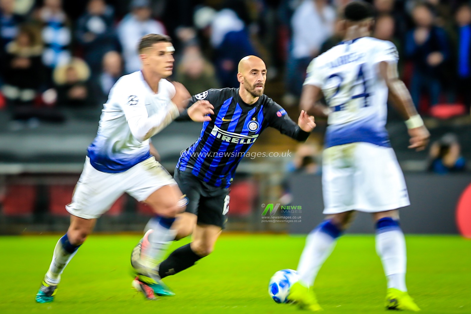 28th November 2018, Wembley Stadium, London, England; UEFA Champions League, Tottenham v Inter Milan ; Borja Valero (20) of Inter Milan is flanked by Erik Lamela (11) and Serge Aurier (24) of Tottenham.


Credit: Georgie Kerr/News Images