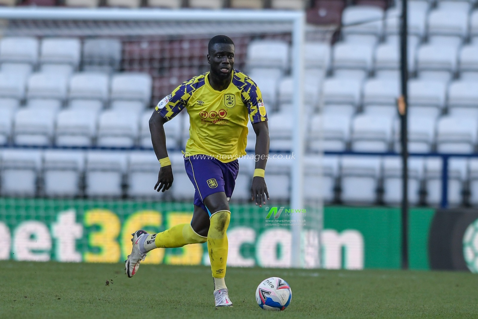 Naby Sarr #23 of Huddersfield Town runs forward with the ball