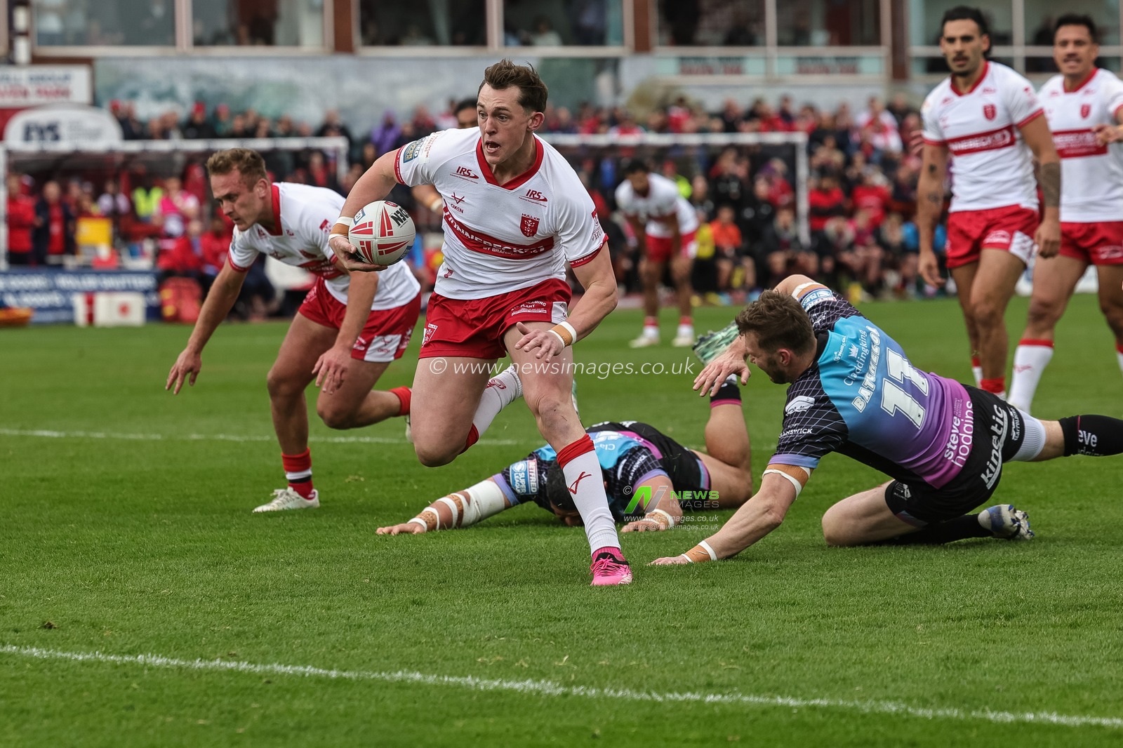 Jack Broadbent of Hull KR goes over for a try during the Betfred Super League round 7 match Hull KR vs Hull FC at Sewell Group Craven Park, Hull, United Kingdom on 03 April 2026

(Photo by Mark Cosgrove/News Images)